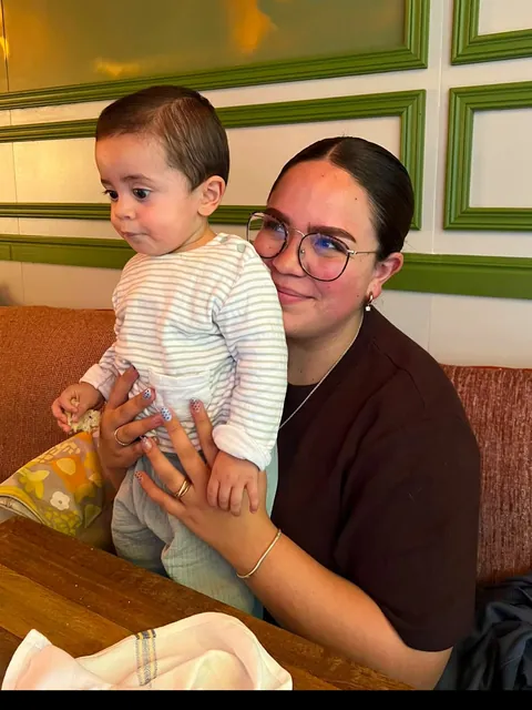 Federica Caballero con un bebé